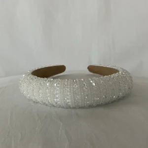 Kristal Diadem - Vitt diadem i nyskick! Rensar lagret inför hösten. Originalpris: 229kr & säljs för 160kr nu. Kontakta oss om du vill köpa💕