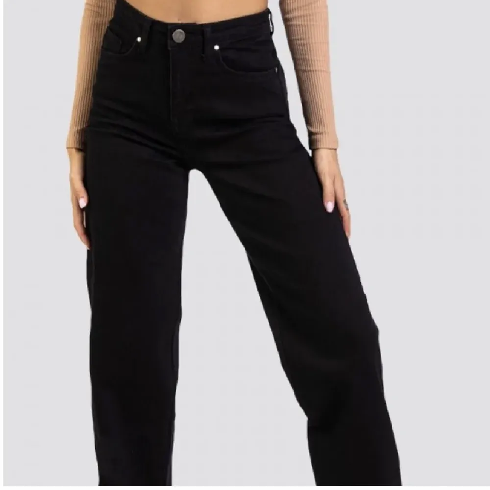 Fina svarta jeans ifrån madlady. Orginal pris 549, köparen står för frakten. Jeans & Byxor.