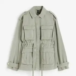 Hej säljer denna jacka ifrån H&M då den inte kommer till användning, sparsamt använd och inga defekter❤️‍🔥