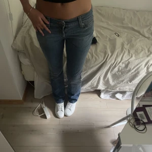 Lågmidjade Levis jeans - Säljer dessa lågmidjade jeans från Levis, köpta second hand. Jeansen är superfina men säljer då de är en aning korta på mig som är 177 cm. Modellen på jeansen är 470 straight fit. Jeansen är i ett mkt bra skick och är aldrig använda utav mig!!!💋 