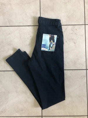 Marinblå stretch-jeans - Marinblå stretch-jeans i storlek 40 av märket Esmara. Högmidjade med slim leg. Ny med prislapp!