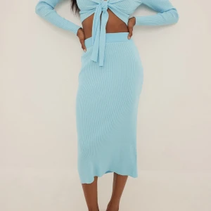 Blå stickad kjol - Säljer denna oanvända blå stickade kjolen från NA-KD. superfin o skön men kommer tyvärr inte till användning. Storlek xs men är stretchiga spinpasset mig som har S. Nypris 499 säljer för 100kr. Köp via ”köp nu knappen”🩷