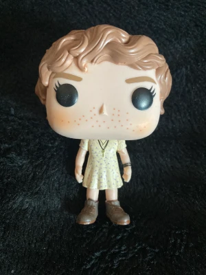 Beverly popfigure - Säljer en Beverly Marsh  pop figure från filmen It!   😚 Säljer den eftersom jag inte längre är intresserad ❤️ Figuren är i bra skick men lådan är tyvärr trasig!