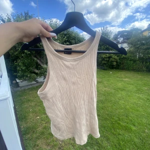 Top/linne  - Så skönt o simpelt linne. Perfekt me ett par linnebyxor eller en kjol. Säljs pga lite för liten på mig nu.