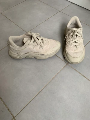 Adidas Originals - Snygga, sköna Adidas originals ozweego i gott skick. Nypris 1195:-. Mitt pris 450:-. Använda ett fåtal gånger.