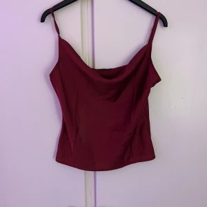 Siden topp  - Jätte fint vinrött siden linne i bra skick och inte använd, endast testad🩷 