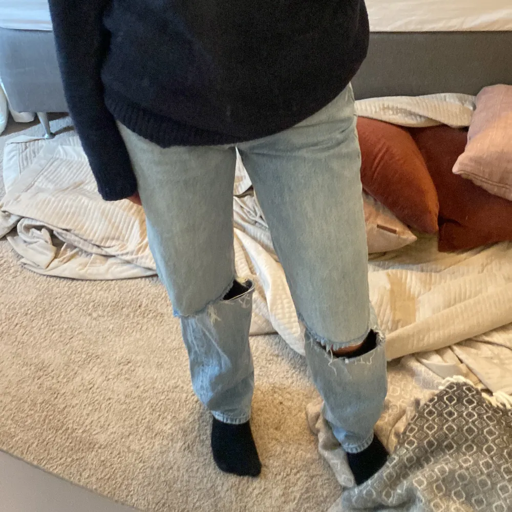 Säljer dessa snygga jeansen från Gina tricot som är i helt nyskick!! Stl 30💓💓. Jeans & Byxor.