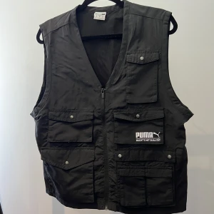 Puma väst  - Aldrig använd, snyggt att ha över hoodie/sweatshirt  10/10 skick Storlek S men passar även M Nypris 499kr