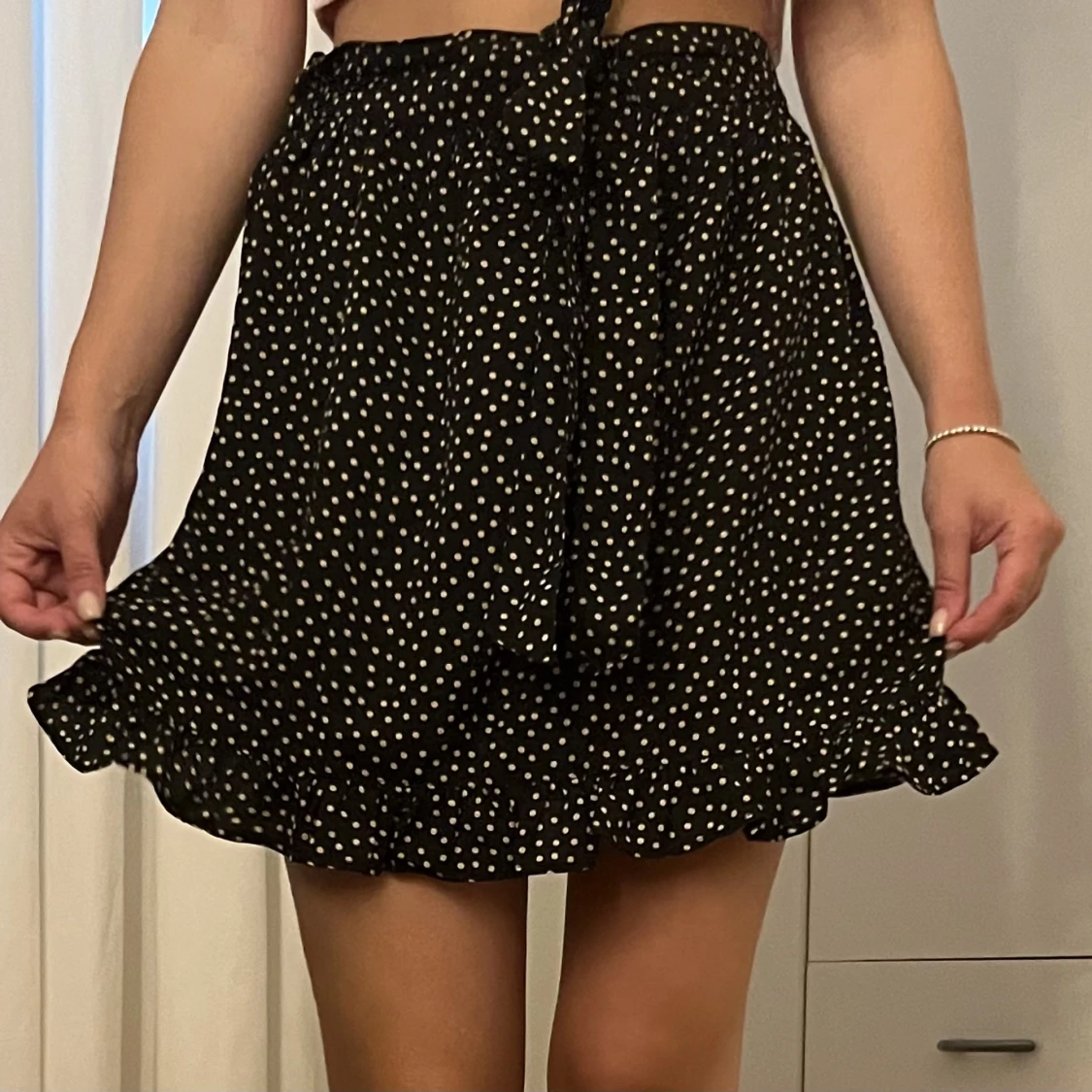 Prickig kjol från nakd med knyte