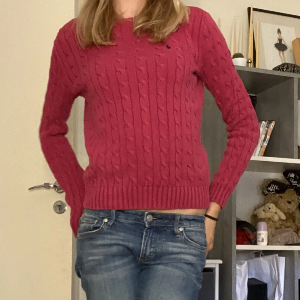 Fin stickad tröja från Ralf Lauren❤️ Super fin och i en rosa nyans❤️ Vet inte storlek men skulle säga S. Stickat.