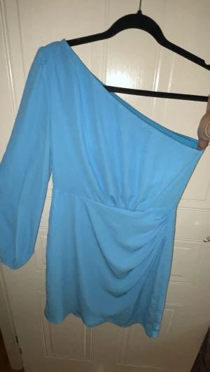 Blå onesleeve klänning - VILA - Engångs använd klänning! Som ny