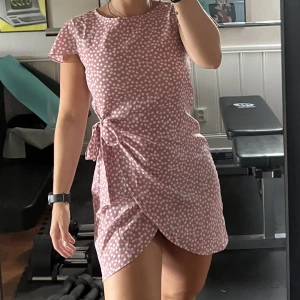 Sommarklänning - Säljer min sommarklänning från Shein för 100kr inkl. frakt då den blivit för liten. 