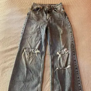 Långa hög midjade jeans 💙 väldigt vida i benen 💙 oanvända 💙 storlek 26 i midjan och storlek 32 i längd 💙