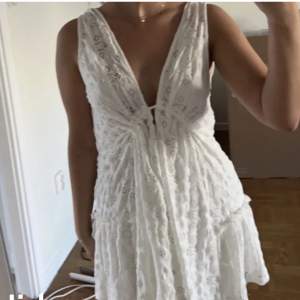 Säljer nu denna klänning som jag köpte förra sommaren! Den kan användas som en beach cover-up eller som en fin sommar klänning! ❤️(Lånad bild hör av dig för egna bilder)