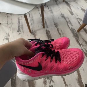 Nike skor  - Nike skor. Använda fåtal gånger, väldigt fint skick. 