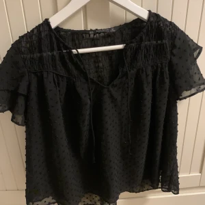 Gullig topp från ZARA - Svart volang topp från zara. Använd ca 1 gång, snören fram man kan knyta. 