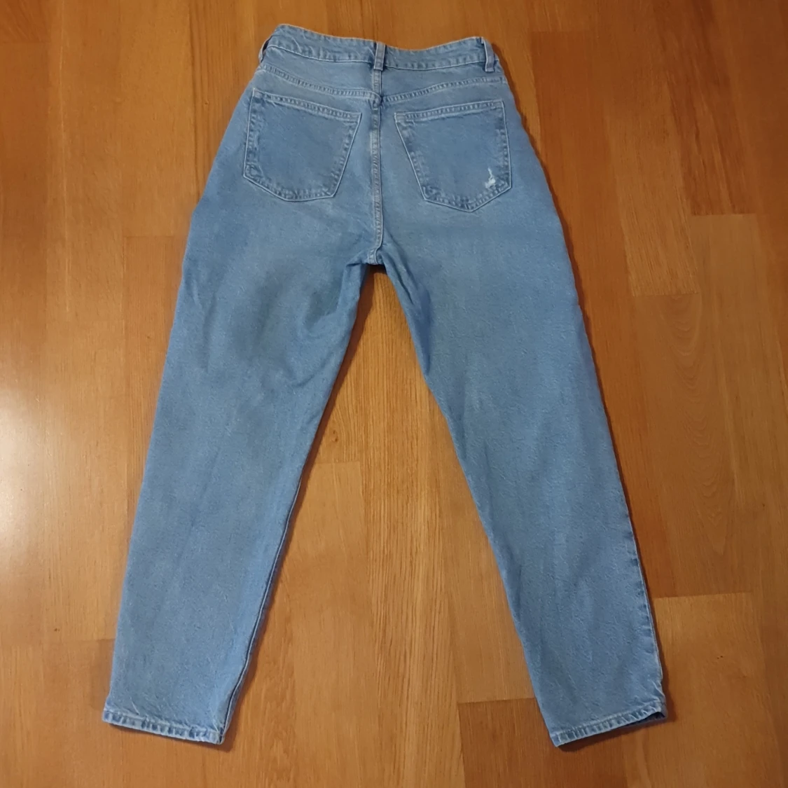 Jeans med snygg slitning - 90