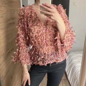 Zara blus  - Säljer denna trendiga zara blusen som inte har kommit till någon användning🫶🏼 Den är i storlek xs men passar även mig som brukar ha M