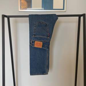 Ett par fina, blå jeans från levis i modellen 505. Straight fit, passar till allt ;)