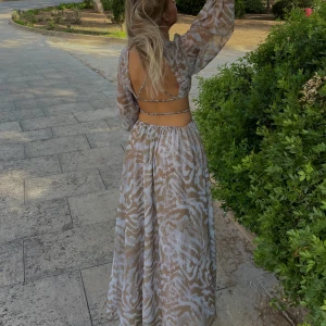 Zara klänning - Säljer nu min älskade klänning från zara, den är öppen i ryggen och i midjan. Storlek XS. 