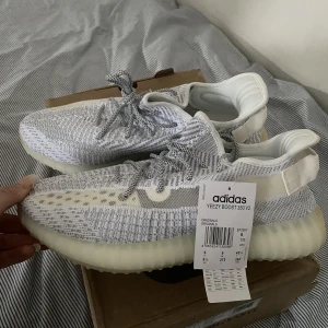 Adidas Yeezy - säljer ett par helt nya adidas yeezy skor. Oanvända. storlek 43 ( herrskor) 