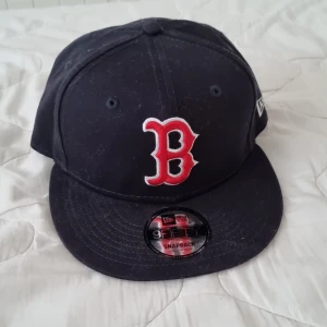 Mörkblå keps - Säljer denna keps då den bara samlar damm pga använder inte keps alls