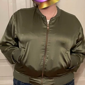 bombar jacka  - Båda jackorna är likadana fast i två färgr. köpta på laget 157. Köpta för 4 år sedan och använda men i bra skick. Tunna och kan användas som vårjacka.  En kostar 50kr