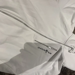 Sail racing tröja  - Säljer denna då den inte kommer till användning, bra skick ingen fläck eller så storlek 170 i barnstorlek men vuxenstorlek så skulle jag säga S