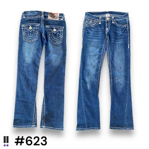 true religion 623 - trueys i modellen joey super t💜midja rakt över, 37cm💜ytterben, 100cm💜innerben, 80cm💜benöppning, 20cm blåa fläckar på tag och på benet💜