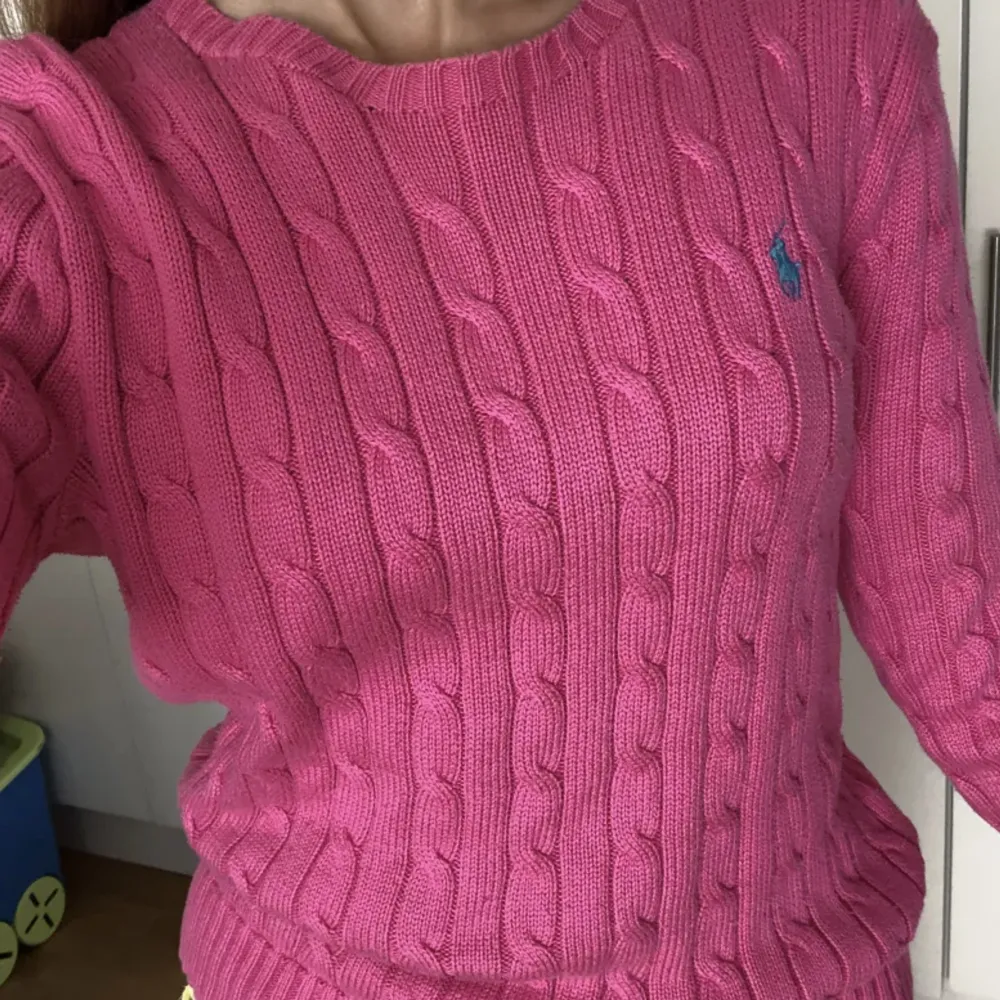 Fin stickad tröja från Ralf Lauren❤️ Super fin och i en rosa nyans❤️ Vet inte storlek men skulle säga S. Stickat.