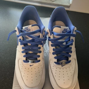 Nike air force 1 - Ett par vita och blåa air force 1 köpta i usa ( dem är limited edition ). De finns även ba i usa. De är i helt nyskick och bara använda fåtal gånger. 