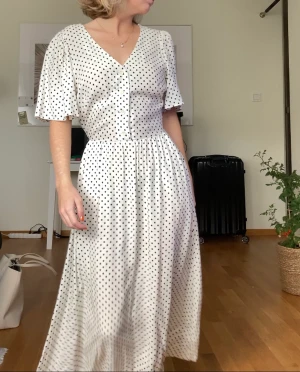 Prickig klänning - Supersöt klänning med fickor från &other stories! Använd en gång och köpt för 890:- 🫶🏻 Lite liten i storleken, passar 34-36