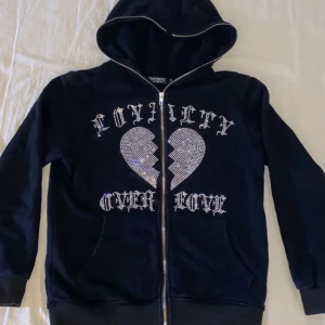 Rhinestones hoodie - Rhinestones zip up hoodie som bara har blivit använt 2-4 ggr. Jättebra skick! Inte nopprig elr nånting. Alla rhinestones e kvar! Pris kan diskuteras 🩷