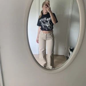 Beigea jeans  - Säljer dessa jeans från Monki då de inte kommer till användning 🫶🏼 Nypris 499 kr. 