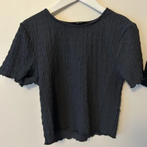 Söt, kortare topp i stretchigt material🌟💖 - Superfint skick! Aldrig använd! 😍🫶🏼 Passar såväl dag som kväll, vardag som fest! 💖