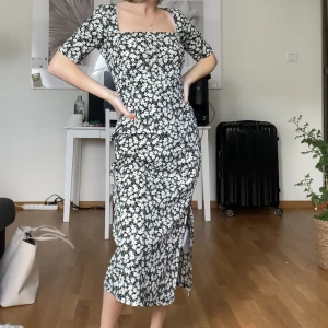 Svartblommig klänning - Blommig klänning med slits från Gina! Köpt förra sommaren, använd två gånger. True to size 💜