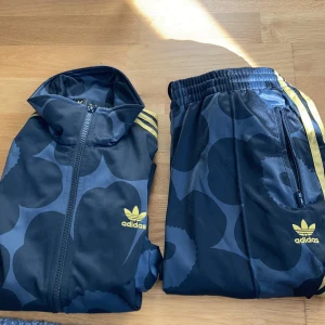 Adidas dress - Adidas dress storlek 36 med snygga detaljer både tröja och byxor för 500