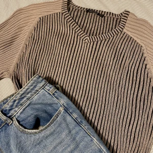 Höstig ribbad tröja  - Jättefin ribbad tröja, ganska pösig passform. Beige/brun och svart. Ärmarna är endast beige. Egentligen herrtröja men jag har haft den och tycker den sitter väldigt bra. Herrstorlek M, och passar mig oversized, brukar ha dam S/M. Läs min bio🤍