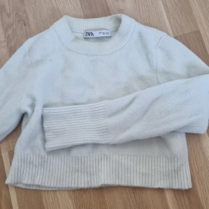 söt ljusblå stickad tröja - Söt ljusblå stickad tröja i small från zara.