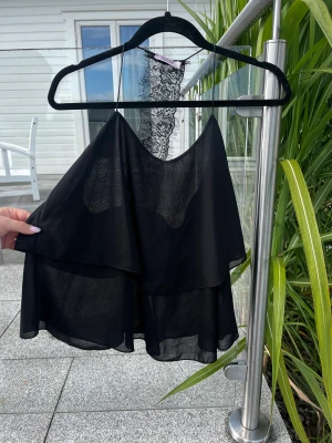 Fint svart linne med volanger - Fint linne från tessie med spets och volanger. Använd ett par gånger så inga tecken på användning. Storlek S🌸