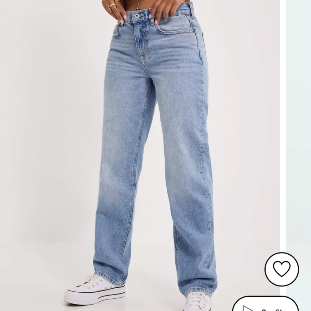 Säljer dessa jeans köpta från Nelly i strlk W25/L30. För tillfället slut på hemsidan i denna storleken. Nypris 499. . Jeans & Byxor.