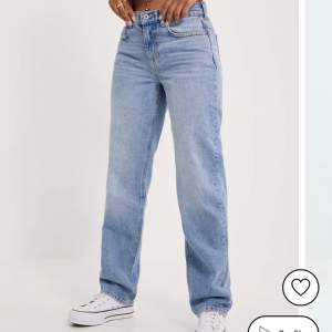 Säljer dessa jeans köpta från Nelly i strlk W25/L30. För tillfället slut på hemsidan i denna storleken. Nypris 499. 