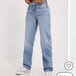 Lågmidjade jeans - Säljer dessa jeans köpta från Nelly i strlk W25/L30. För tillfället slut på hemsidan i denna storleken. Nypris 499. 