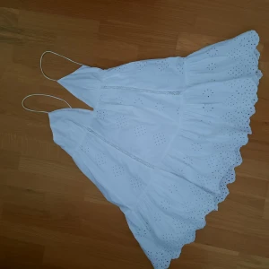 Söt klänning - Jättefin klänning från Zara strl M. Använd vid ett fåtal tillfälle. Fler bilder fås vid intresse!