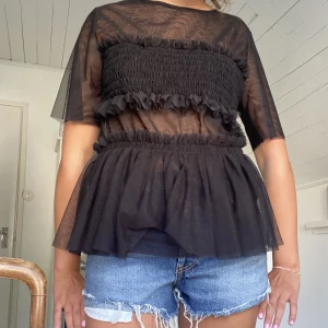 Svart topp - Svart topp från Hm, storleks lappen är borta men skulle säga S/M