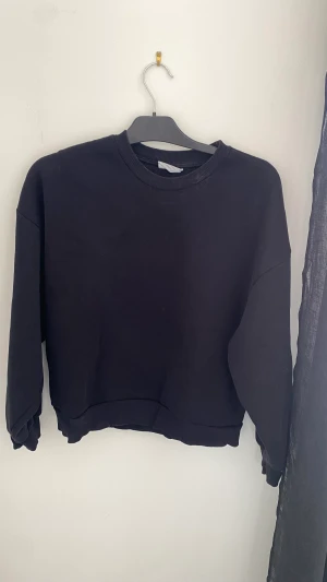 Sweatshirt  - Svart sweatshirt från gina. Ej oversized. Inga defekter. Stl m men passar även s o xs. Passar perfekt för att ha som knytning över en topp i sommar