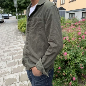 Overshirt  - Overshirt från brothers (EAST WEST), olivgrön, storlek S , skick som ny , säljes eftersom jag inte använder den längre