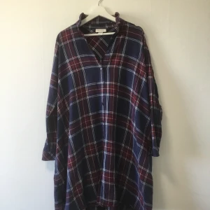 Monki skjortklänning flannel, storlek small - Monki flanell skjortklänning i blå röd flanell.   Har fickor och är mycket stor i formen. Så om du har storlek medium så ska denna funka för dig också.   Nyskick.