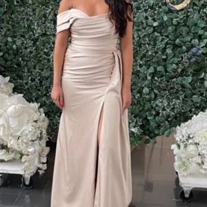 Festklänningar - Säljer festklänningar som endast är använda 1 tillfälle 1. 1500kr 36 ( funkar på en mindre 38a) 2. 1500kr stl 36