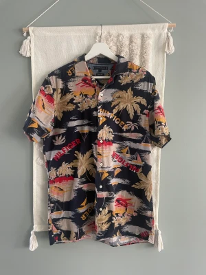 Tommy Hilfiger Cotton Linen Skjorta - Superfin somrig skjorta med motiv av palmer och segel båtar.